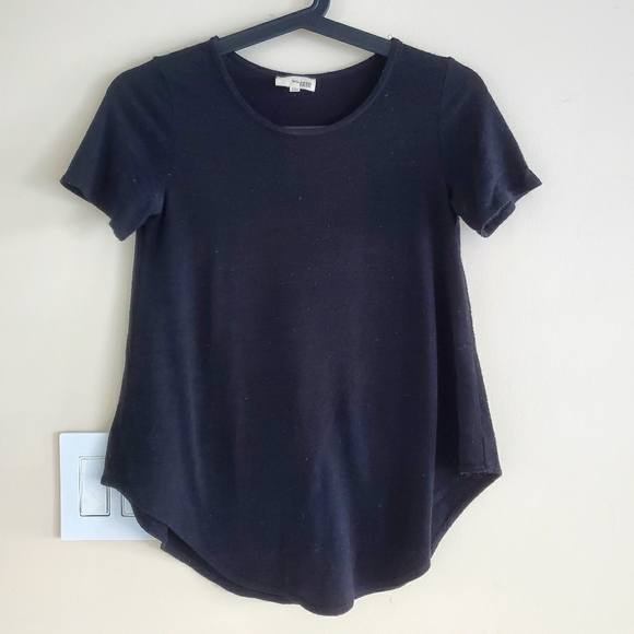 Aritzia t-shirt - Picture 1 of 2
